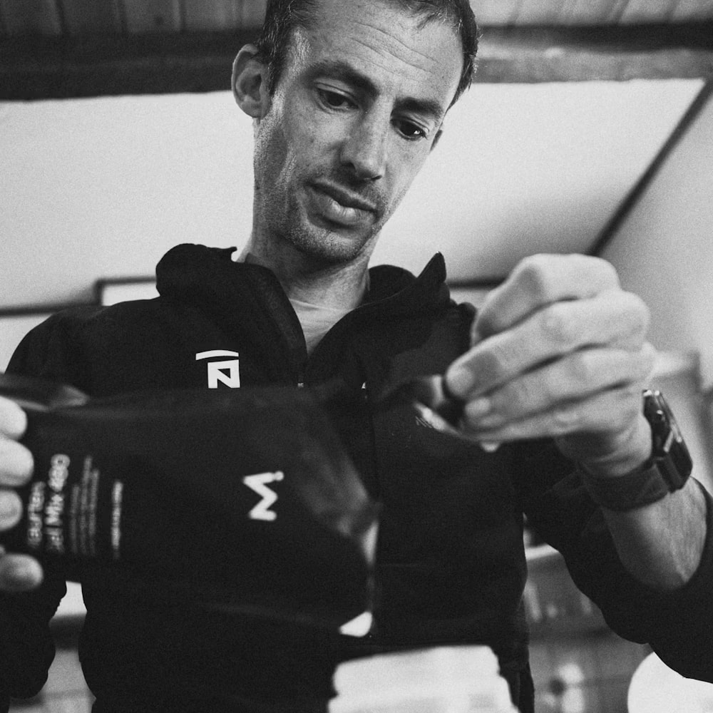 Atleta preparando Maurten Gel Mix 480 antes de entrenar